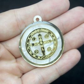 Pingente em Acrílico Resinado / 3,5cm - Cruz de São Bento (PAR) - Dourado