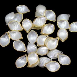 Pingente de Plástico / 22x15mm - Pétala com Borda Dourada(10 gramas) - Creme