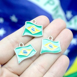 Tema Brasil / Pingente de Metal - Bandeira 17x20mm (1 Unidade) - Níquel