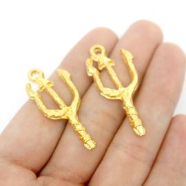 Pingente de Metal Dourado / 39x18mm - Afro Religioso - Tridente Garfo (unidade)