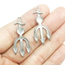 Pingente de Metal Níquel / 38x18mm - Afro Religioso - Tridente de Exu (unidade)