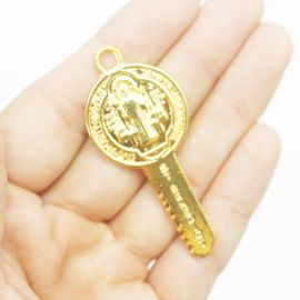 Pingente de Metal / 56x24mm - Chave São Bento (unidade) - Dourado