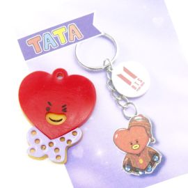 Pingente de Acrílico / 37X32mm - BTS / TATA (unidade) - VERMELHO