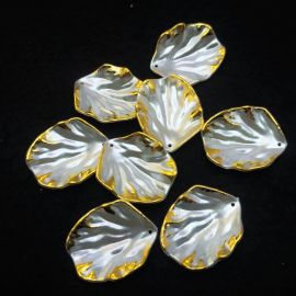 Pingente de Plástico / 42x35mm - Pétala com Borda Dourada (10 gramas) - Pérola