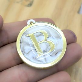 Pingente em Acrílico Perolado / 39x35mm - Resinado - Letra Dourada (unidade)-B