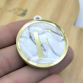 Pingente em Acrílico Perolado / 39x35mm - Resinado - Letra Dourada (unidade)-F