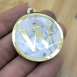 Pingente em Acrílico Perolado / 39x35mm - Resinado - Letra Dourada (unidade)-W