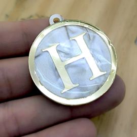 Pingente em Acrílico Perolado / 39x35mm - Resinado - Letra Dourada (unidade)-H