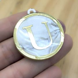 Pingente em Acrílico Perolado / 39x35mm - Resinado - Letra Dourada (unidade)-U