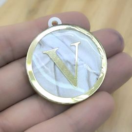 Pingente em Acrílico Perolado / 39x35mm - Resinado - Letra Dourada (unidade)-V