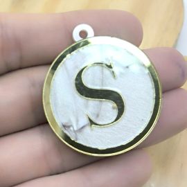 Pingente em Acrílico Perolado / 39x35mm - Resinado - Letra Dourada (unidade)-S