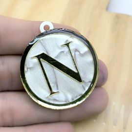 Pingente em Acrílico Perolado / 39x35mm - Resinado - Letra Dourada (unidade)-N