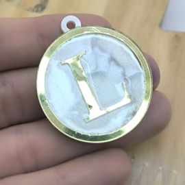 Pingente em Acrílico Perolado / 39x35mm - Resinado - Letra Dourada (unidade)-L