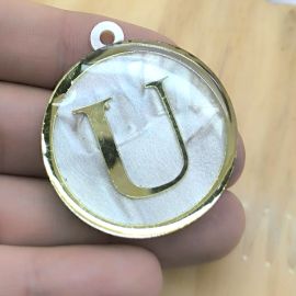 Pingente em Acrílico Perolado / 39x35mm - Resinado - Letra Dourada (unidade)